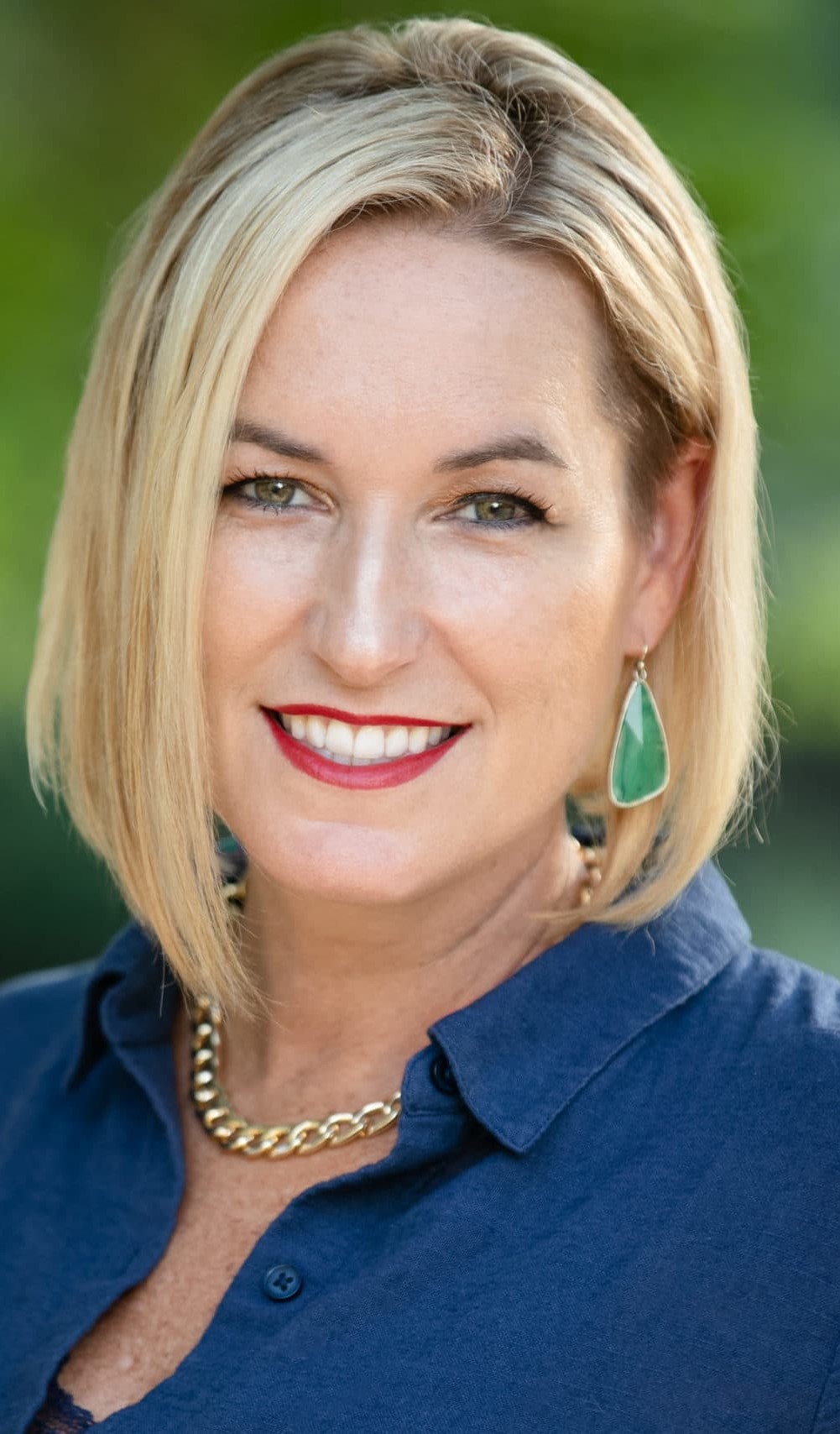 Traci-Bild-Headshot-2021-scaled-e1630511644342-2
