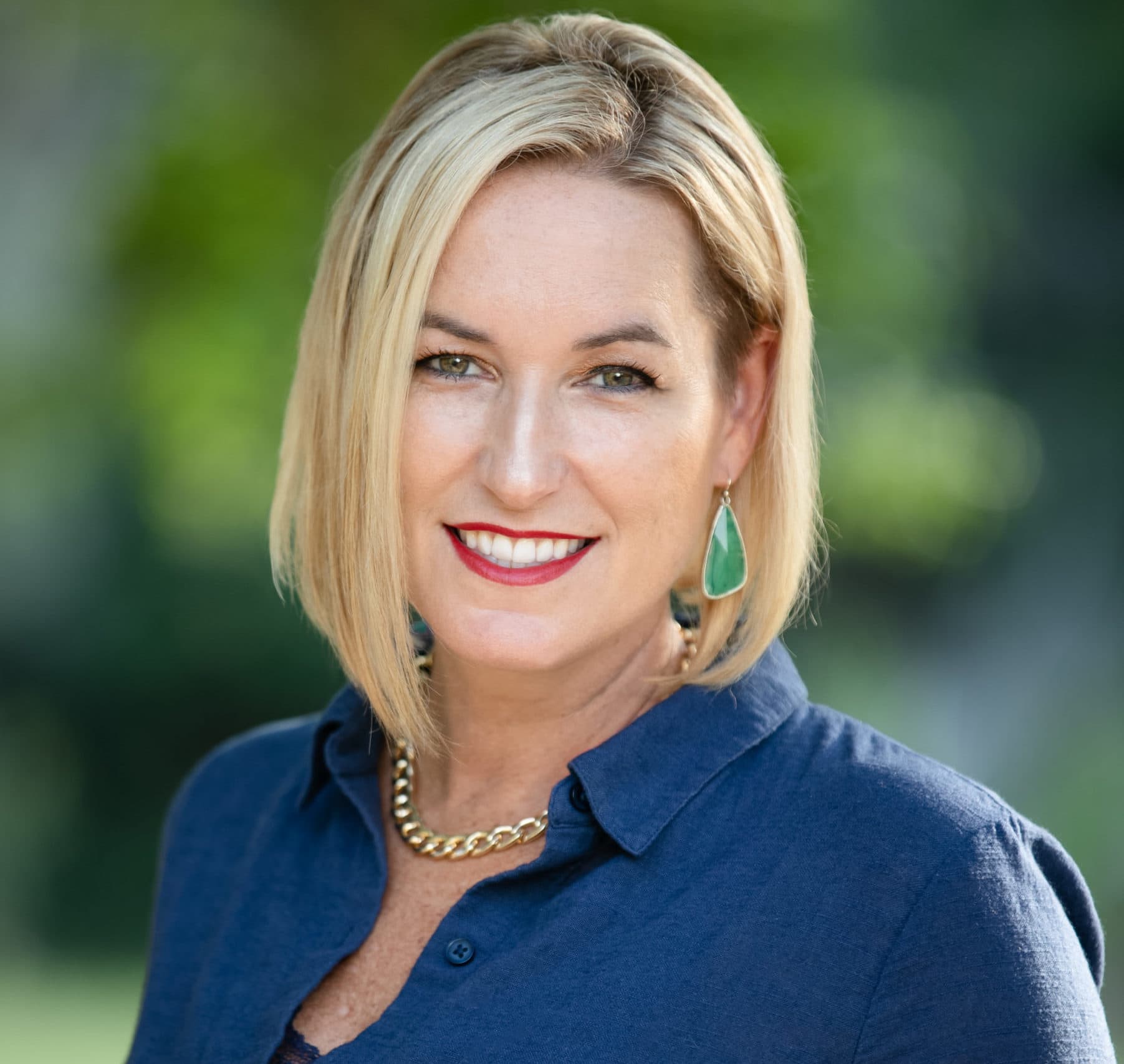 Traci-Bild-Headshot-2021-scaled-e1630511644342